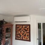 Installatie van een Mitsubishi airco in een woonkamer in Brielle