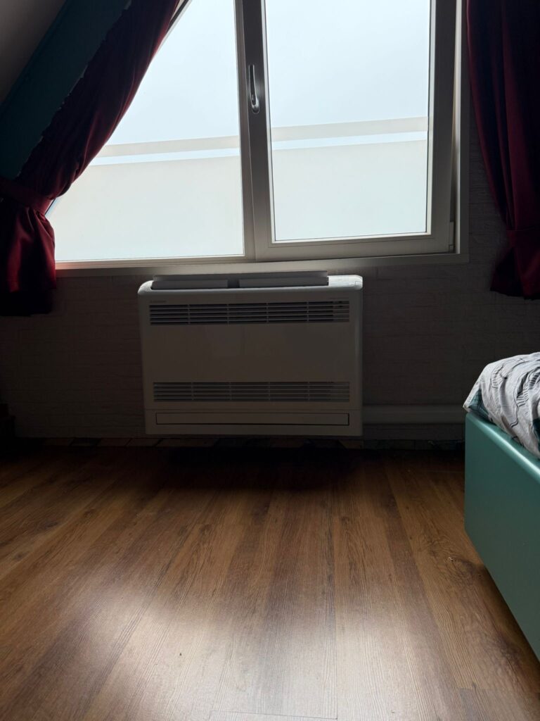 Installatie van een Mitsubishi airco in een slaapkamer in Brielle