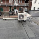 Installatie van een airco buitenunit door Bruins Airconditioning